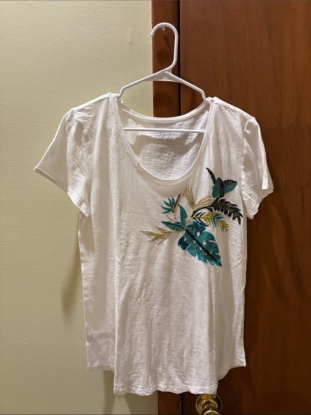 Women’s LOFT Outlet White Short-Sleeve Tee with Teal Botanical Embroidery